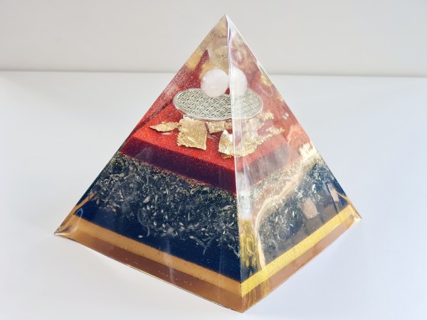 Orgonite pyramide quartz rose rouge dorée